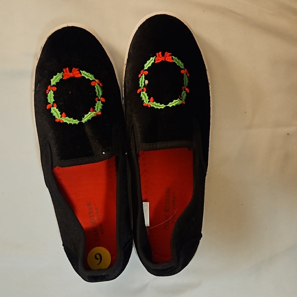 COPY - Isaac Mizrahi Womens Christmas Wreath Black Velvet Slip on Sneaker Sz 9,… - Picture 4 of 5